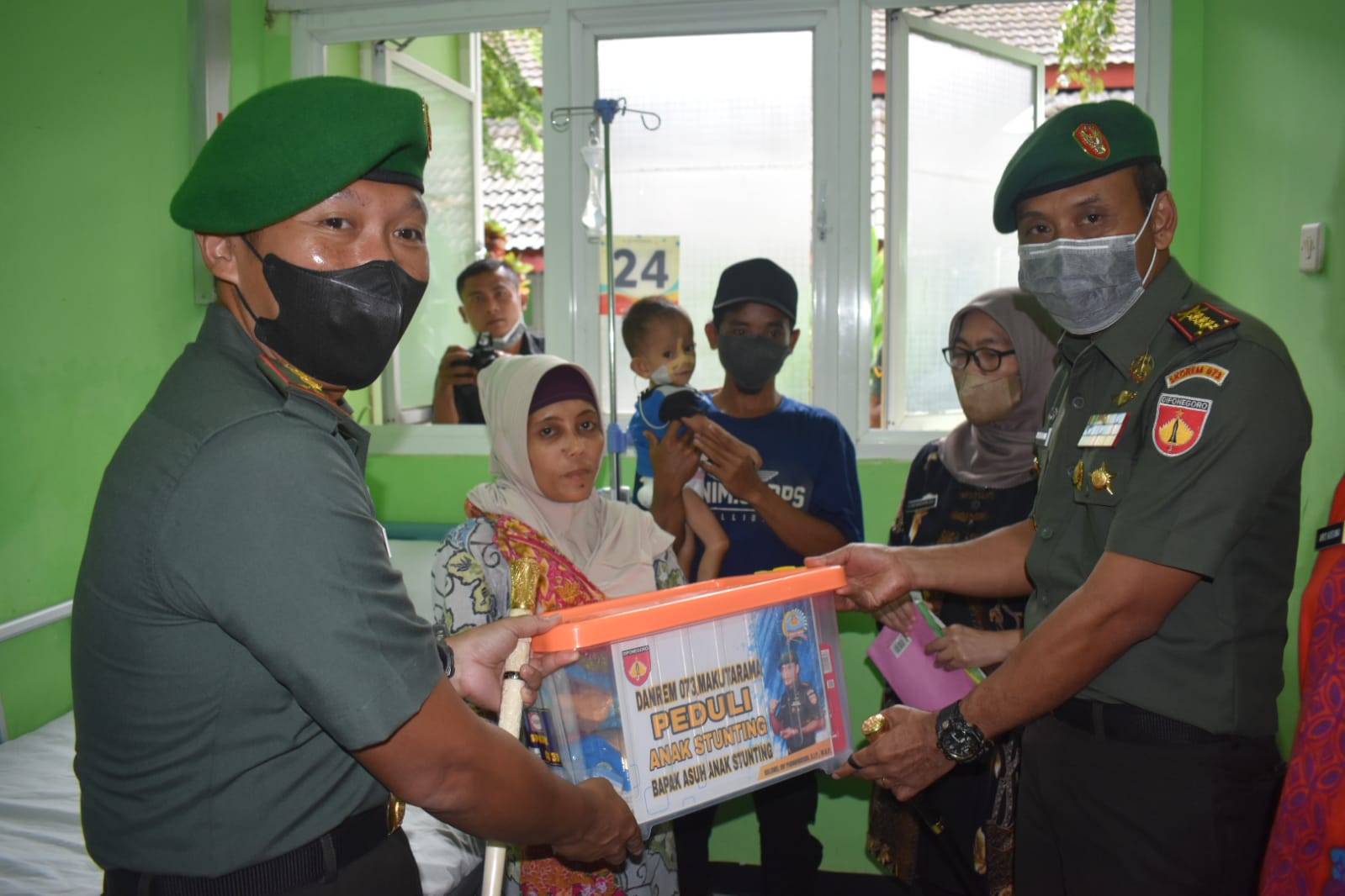 Danrem 073/Makutarama di Dampingi Dandim, Berikan Bantuan Kepada Anak Asuh Stunting